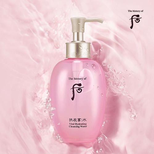 The History Of Whoo Vital Hydrating Cleansing Water คลีนซิ่งวอเตอร์ที่มีส่วนผสมคล้ายกับผิวที่เป็นกรดตามธรรมชาติ มีความอ่อนโยนเหมาะสำหรับผิวบอบบาง การระคายเคืองต่ำสามารถทำความสะอาดเครื่องสำอางและผลัดเซลล์ผิวอย่างอ่อนโยน 